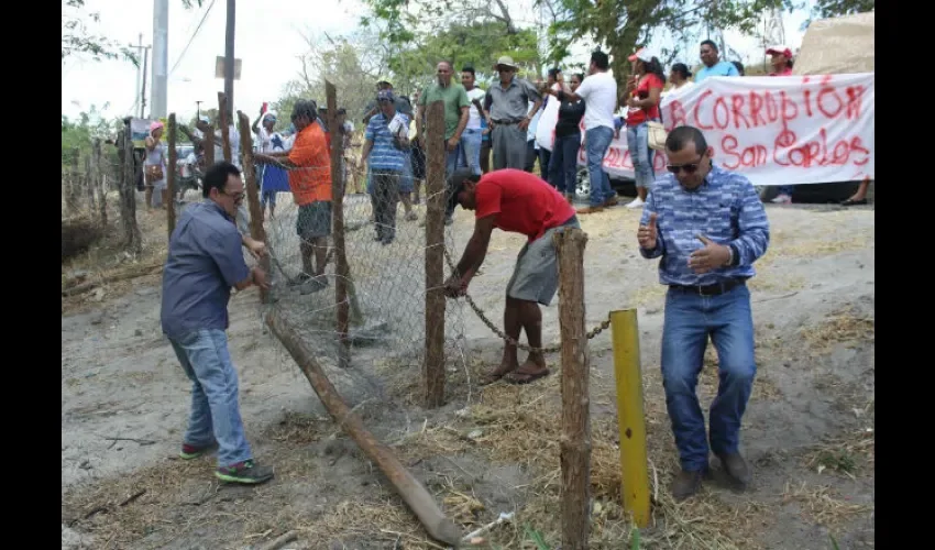 Protestan por bloqueo de camino hacia Playa Ensenada de San Carlos