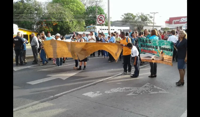 Protestan en  escuela Victoria D' Spiney