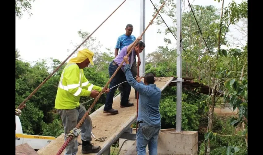 Puente zarzo sobre el Río Trinidad.