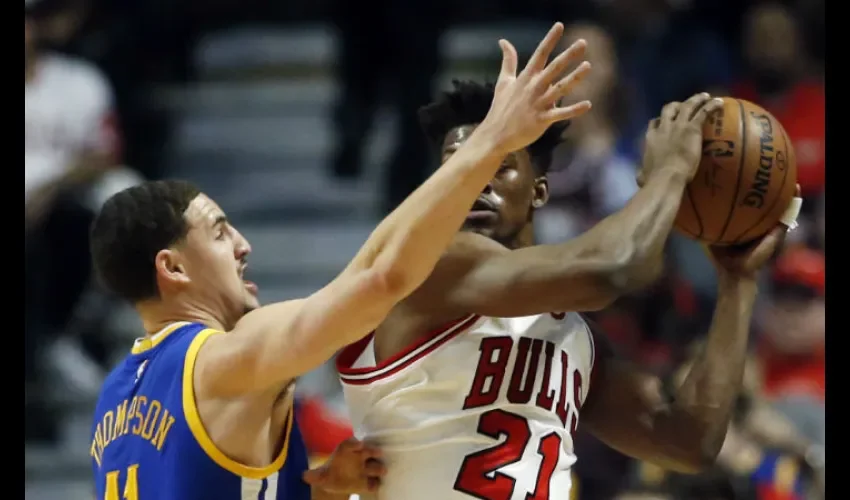 Jimmy Butler (der.) ante la marca personal de Clay Thompson./ Foto AP