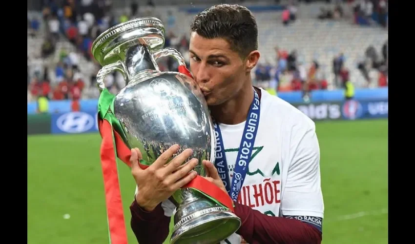 Cristiano Ronaldo besa el trofeo de la Eurocopa.