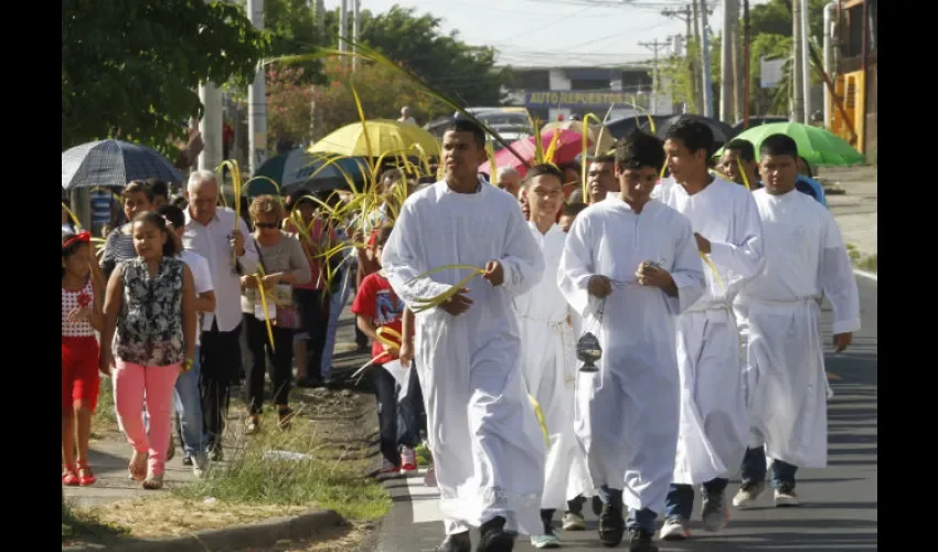 Católicos caminan por celebración del Domingo de Ramos 