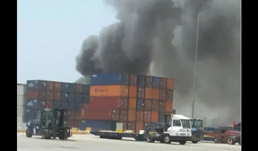 Fuego en Puerto Manzanillo 