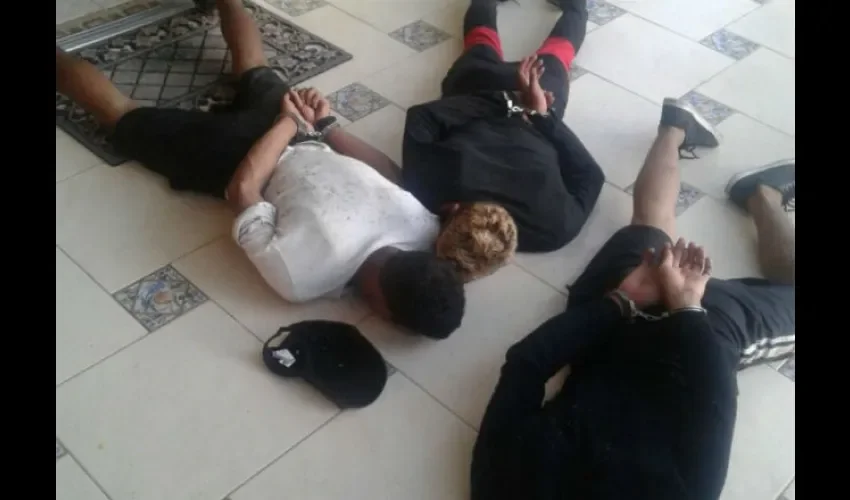 La policía los retuvo en la residencia 