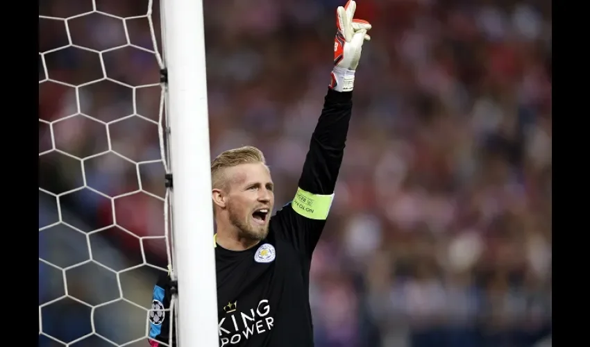 Schmeichel considera que no era penal. Foto/AP