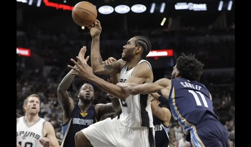 Kawhi Leonard sumó 28 puntos.  Foto/AP
