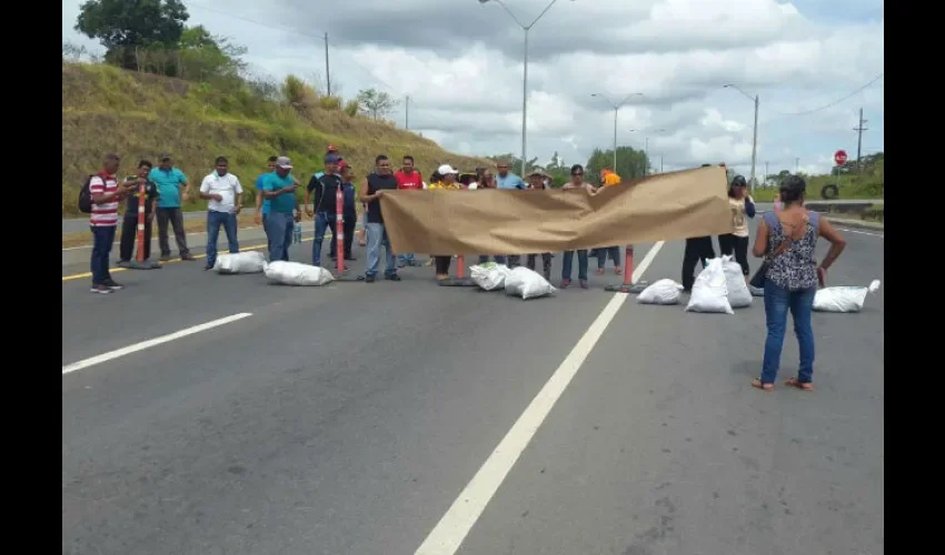 Docentes protestan en el cruce de San Félix