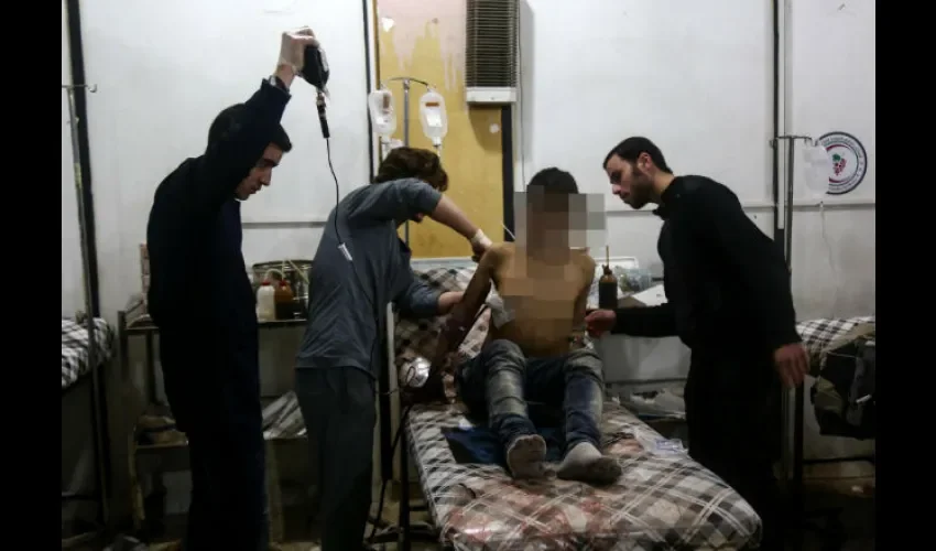 Niño herido recibe tratamiento médico en un hospital de campaña tras ataque aéreo en Siria 
