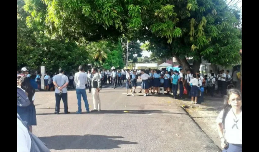 Protesta en  colegio Elena Chávez de Pinate 