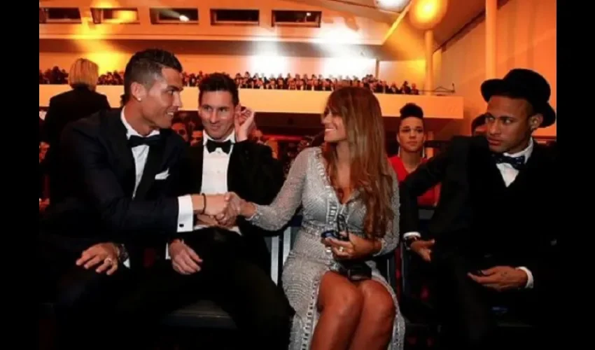 Cristiano saluda a Rocuzzo ante la mirada de Leo.