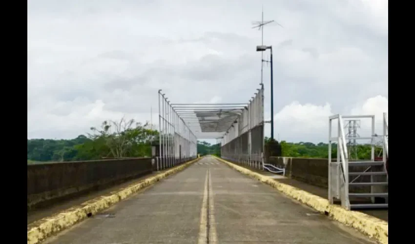 Puente sobre  represa de Madden