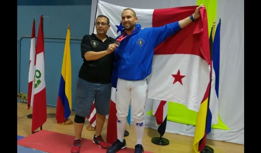 Dorati muestra su presea de bronce. 