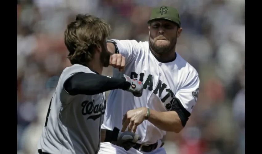 Bryce Harper (izq.) y Hunter Strickland se lanzan golpes./ Foto AP