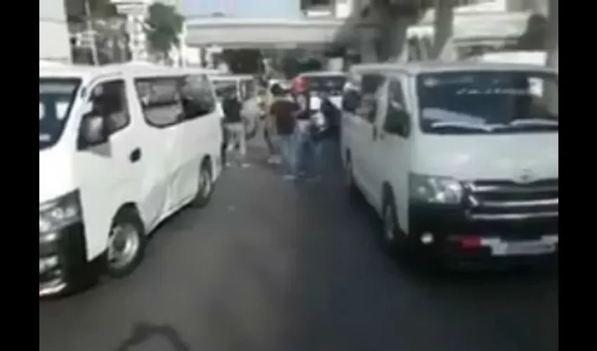 Conductores de buses piratas protestan en San Isidro 