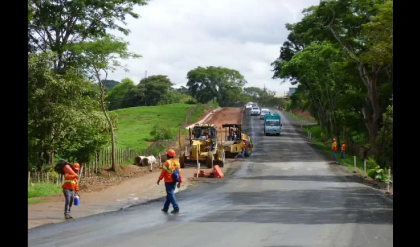 Construcción de carretera La Arena-Pesé