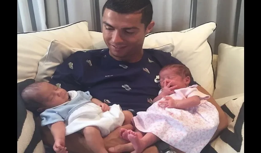 Cristiano sonríe al ver a sus bebés.