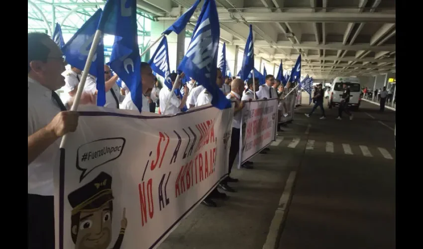 Pilotos protestando en el Aeropuerto Internacional de Tocumen 