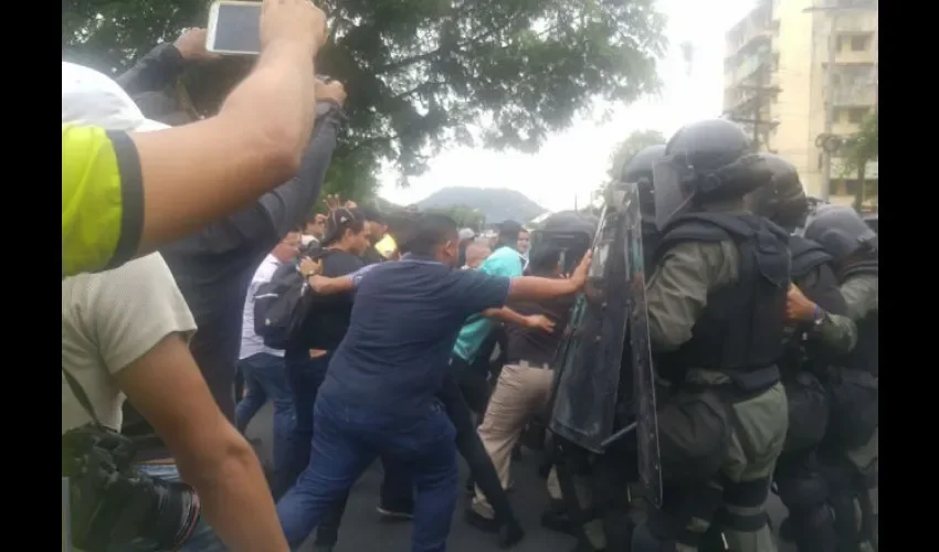 Estudiantes de la Universidad de Panamá y policías se enfrentan