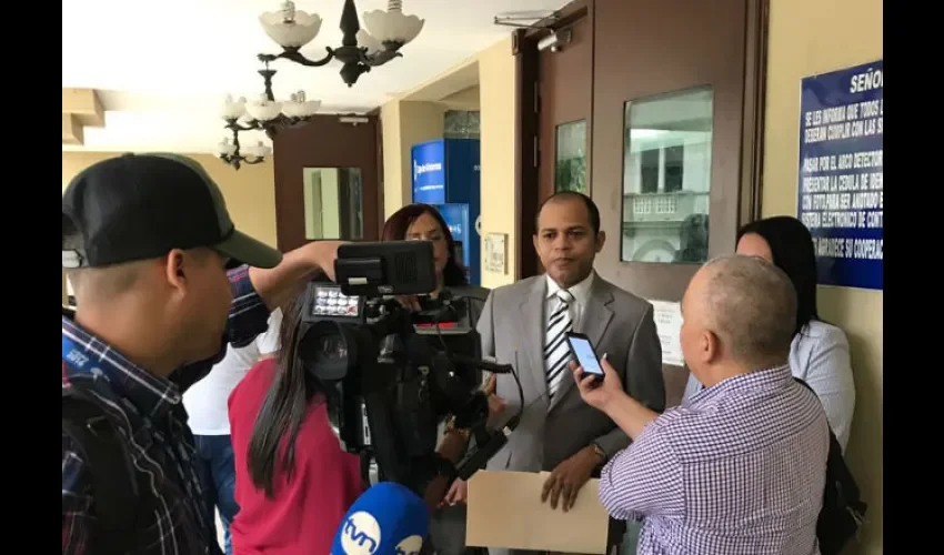 Abogados en la Corte Suprema de Justicia al momento de presentar el amicus curiae. 