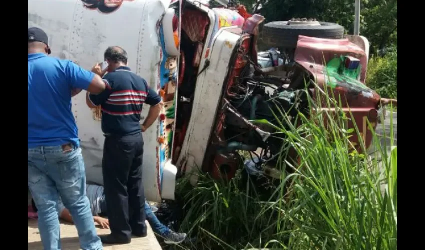 Vuelco de bus en Panamá Oeste 