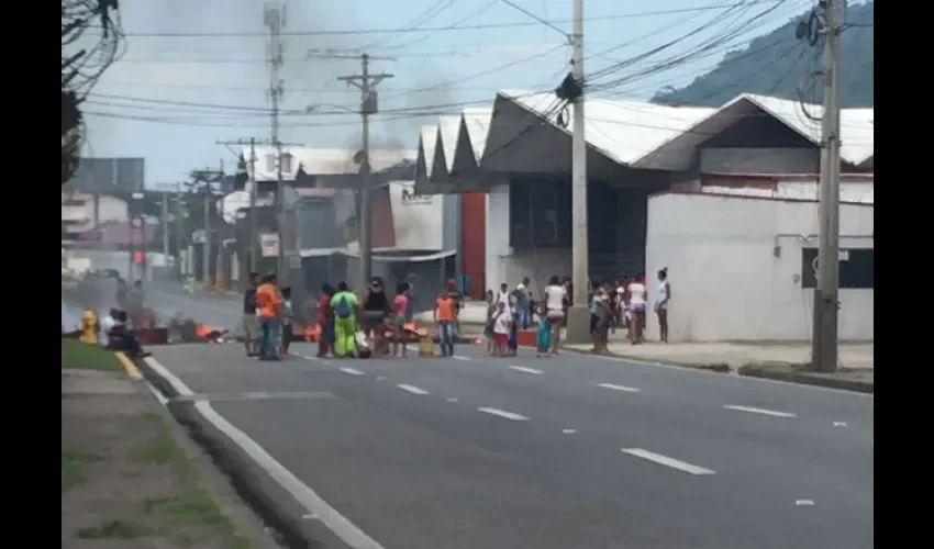 Protestan en avenida Frangipani
