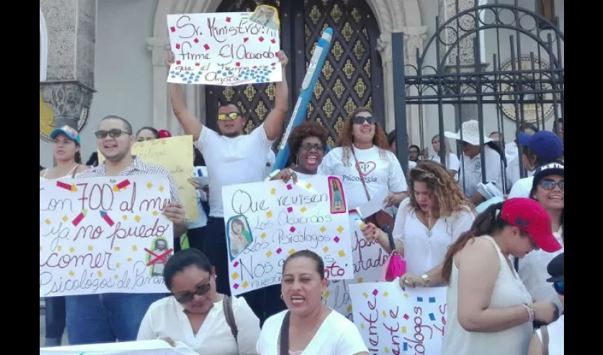 Los psicólogos protestaron en la  Basílica Menor Don Bosco