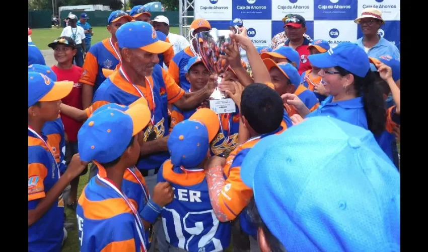 Los pequeños de Panamá Este con su trofeo de campeones./ Foto Cortesía