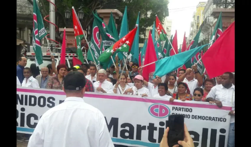 Marchan en apoyo de Ricardo Martinelli