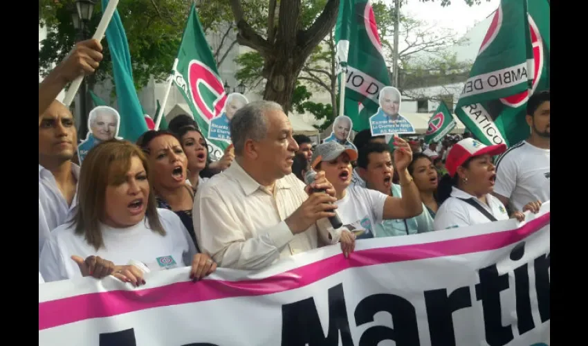 Marchan en apoyo de Ricardo Martinelli