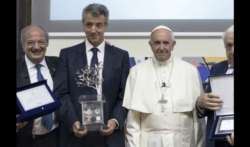 José Manuel Corral, Miguel Ángel Gil Marín, el Papa Francisco y Severiano Gil, en el Vaticano.