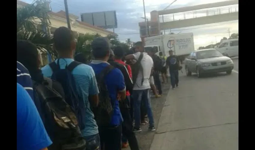 Pasajeros hacia Coronado forman fila en la vía Interamericana 