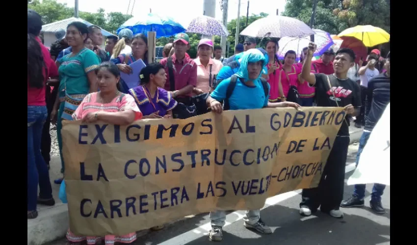  El grupo de docentes marchó la mañana de este lunes desde el colegio  Abel Tapiero de San Lorenzo, hasta la entrada de Horconcitos.