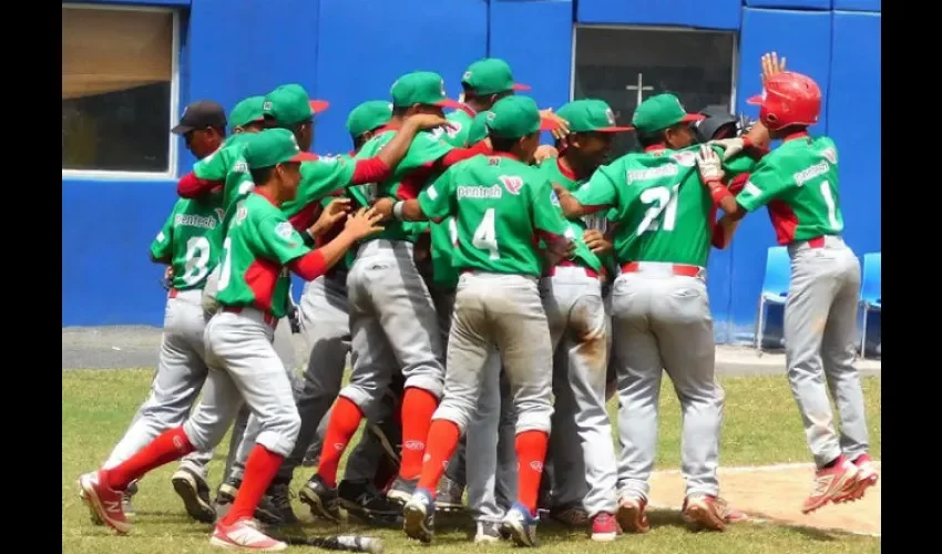 La tropa chiricana celebra su triunfo ante Coclé 12-2.
