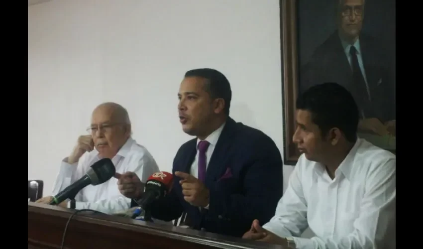 Su decisión se produce tras recibir instrucciones de la Cancillería venezolana 