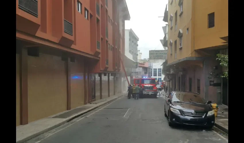 Conato de incendio en edificio en Santa Ana