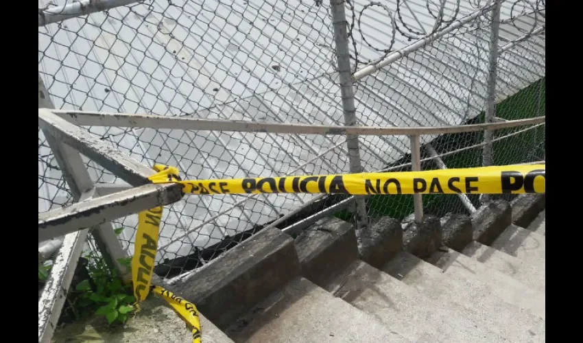 La víctima trató de huir del ataque, pero murió en la vereda.