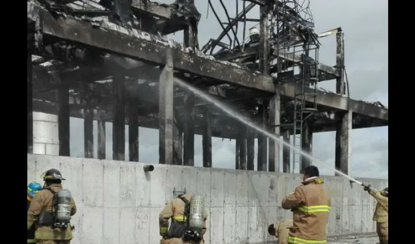 Los bomberos sofocan el incendio 