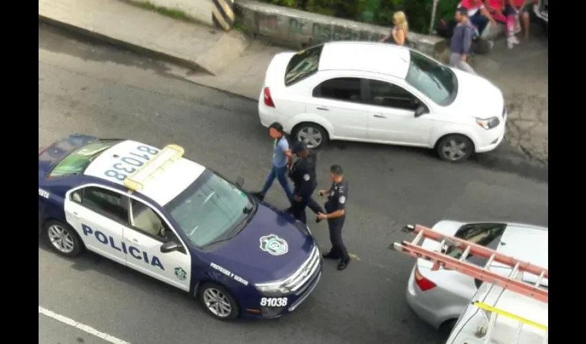 Hechos policiales en Panamá. Momento que capturaban a una persona en Carrasquilla