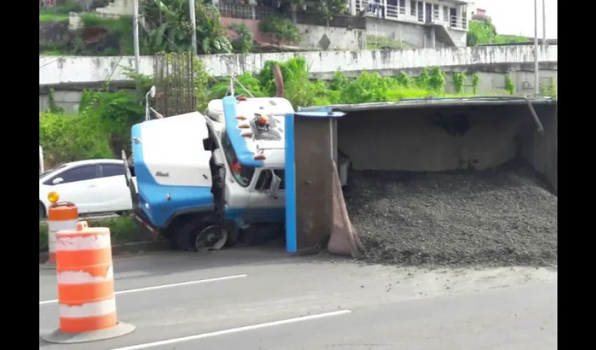 El camión transportaba  piedras