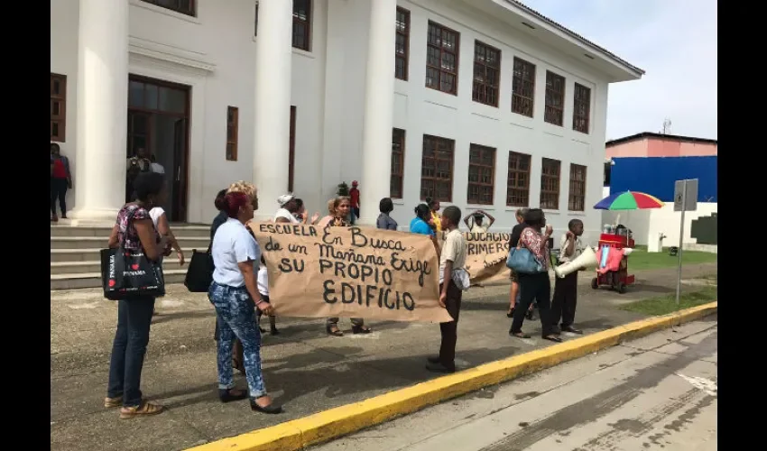 Madres de familia del plantel educativo corearon consignas