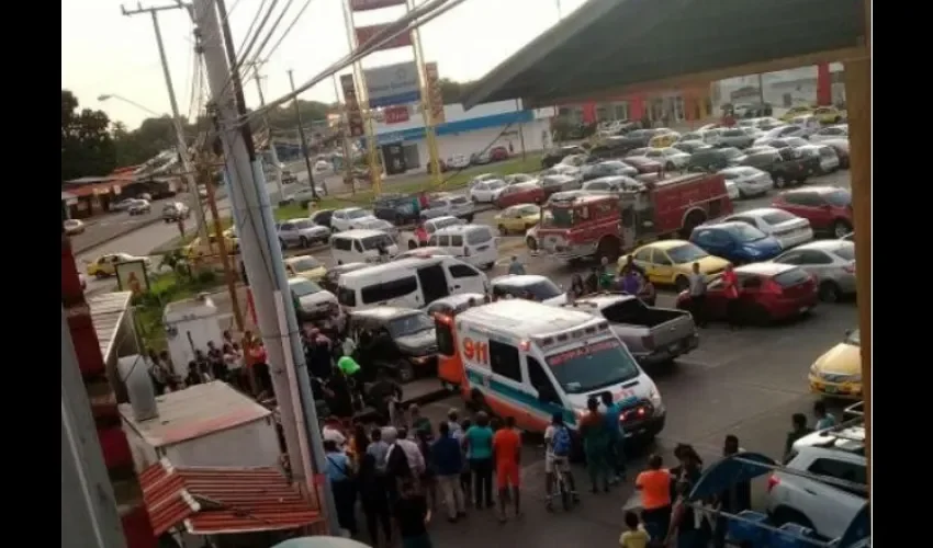 Ambos estudiantes sufrieron lesiones craneales a consecuencia de la caída del poste luminoso en una plaza comercial de Arraiján