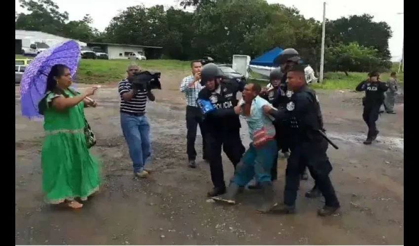 Profesores, docentes y estudiantes protestan en Chiriquí