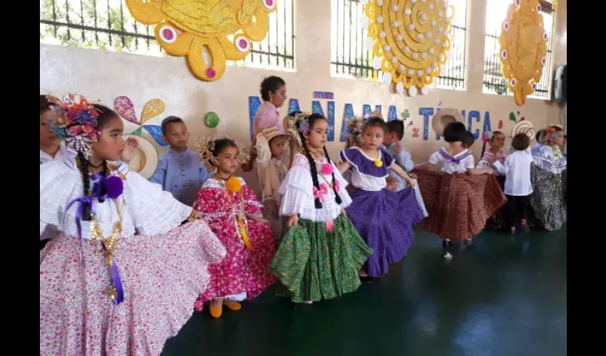 Durante la mañana típica estudiantes de primero a sexto grado cada grupo presentó su reina.