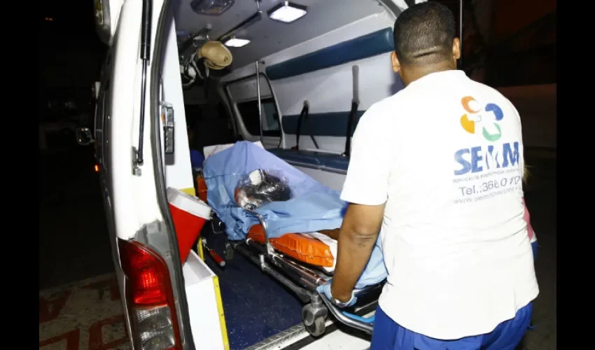  La víctima, que poseía un arma de fuego,  está en condición delicada en el Hospital Santo Tomás.