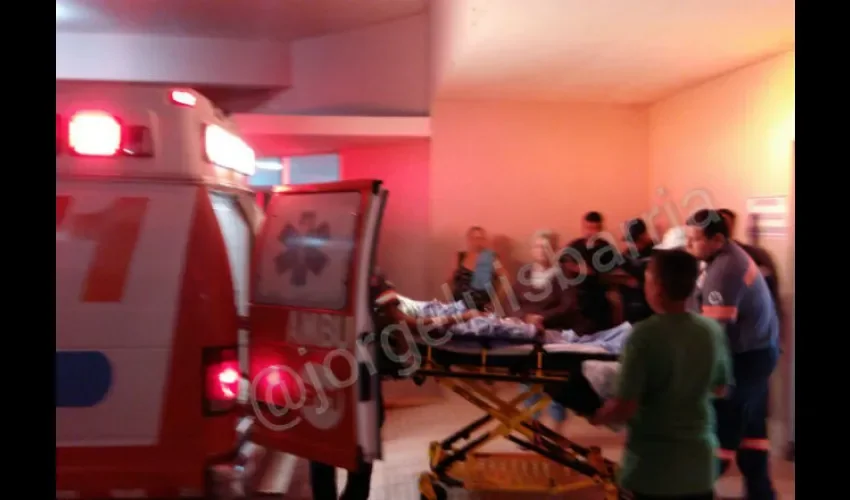 El herido fue trasladado en una ambulancia al Hospital Santo Tomás 