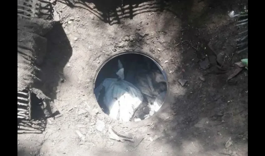 La droga estaba distribuida en varios sacos dentro de la caleta.