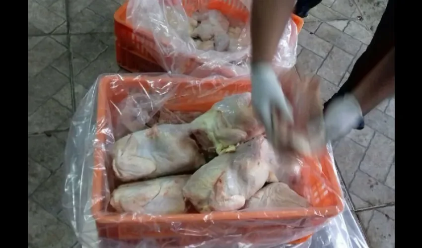 Según Aupsa, esta mala práctica de descongelamiento de carnes de aves importadas en algunos supermercados, viola  las disposiciones sanitarias.