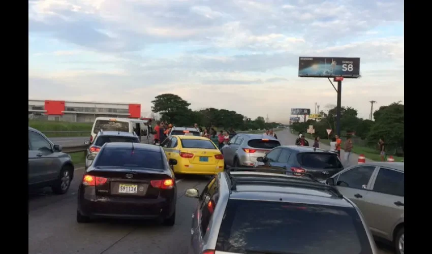 Los afectados dicen que son más de 300 casas que se inundaron.
