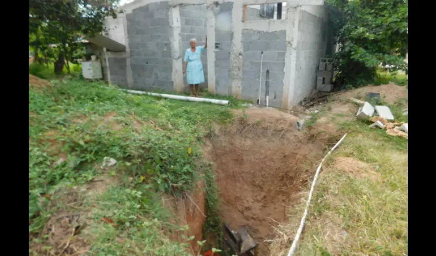  En su corregimiento tienen que entregar 54 casas y sólo han iniciado el piso en  5 terrenos.