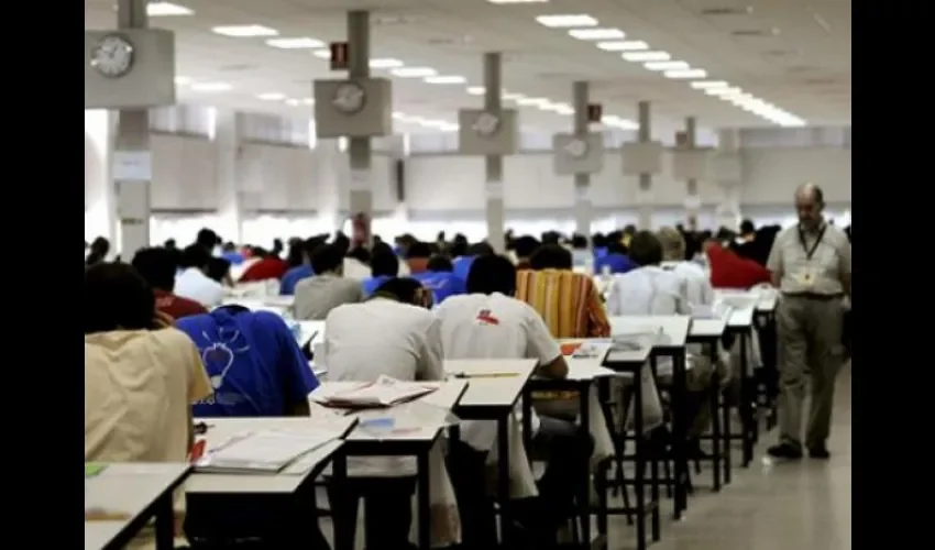 Entre varios puntos, el BID instó a reducir la cantidad de alumnos por clase y extender la jornada escolar.